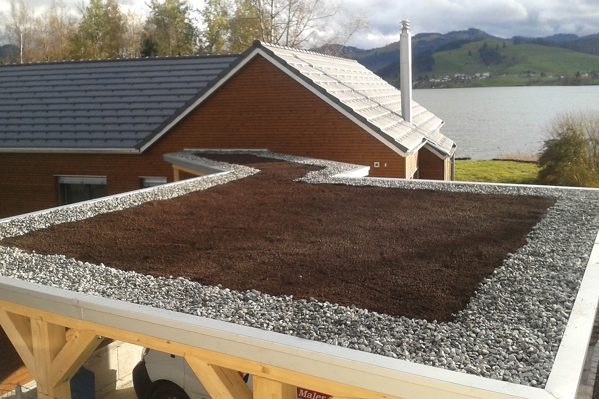 Flachdächer aus Bitumen- oder EPDM Abdichtungsbahnen, beschwert mit Rundkies oder begrünt