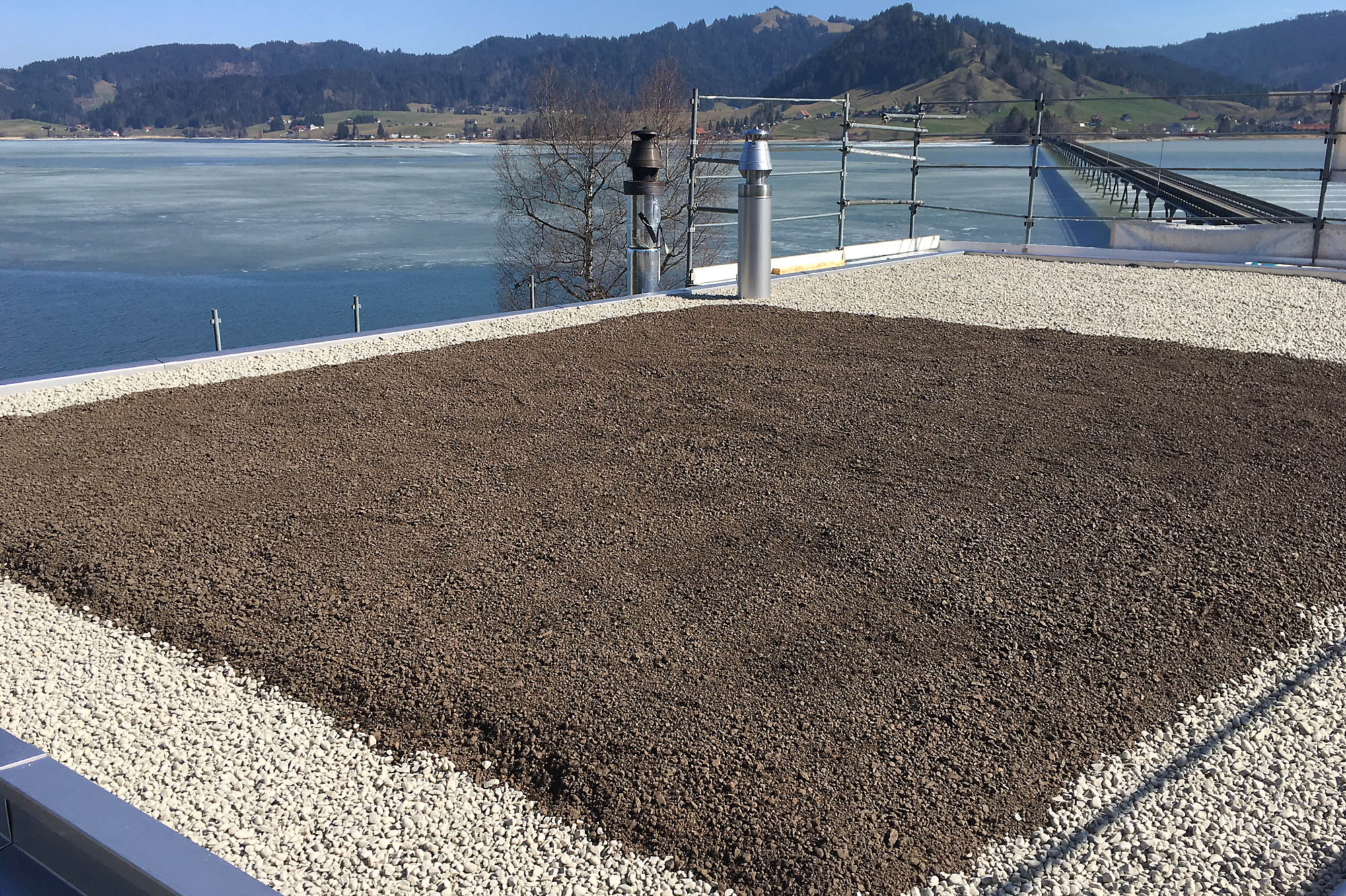 Flachdächer aus Bitumen- oder EPDM Abdichtungsbahnen, beschwert mit Rundkies oder begrünt